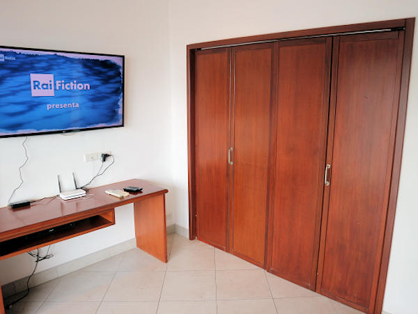 Chaque chambre a un r�frig�rateur de bonne taille.